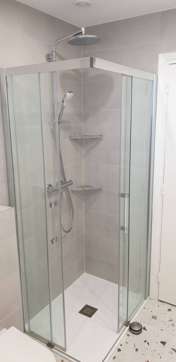 Pose d'une douche italienne dans la salle de bain d'un senior près de Lyon