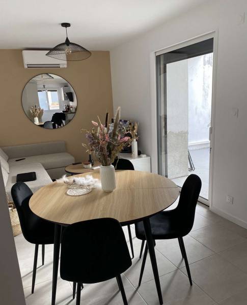 Rénover un petit appartement avec de grandes baies vitrées en région lyonnaise pour gagner lumière et espace