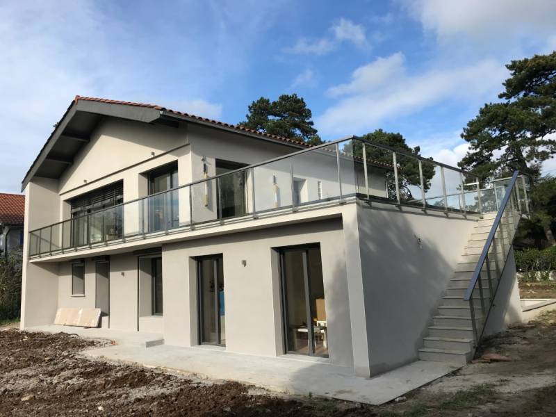 Agrandissement par le côté et travaux de rénovation d'une villa individuelle à Caluire, agglomération lyonnaise (69)